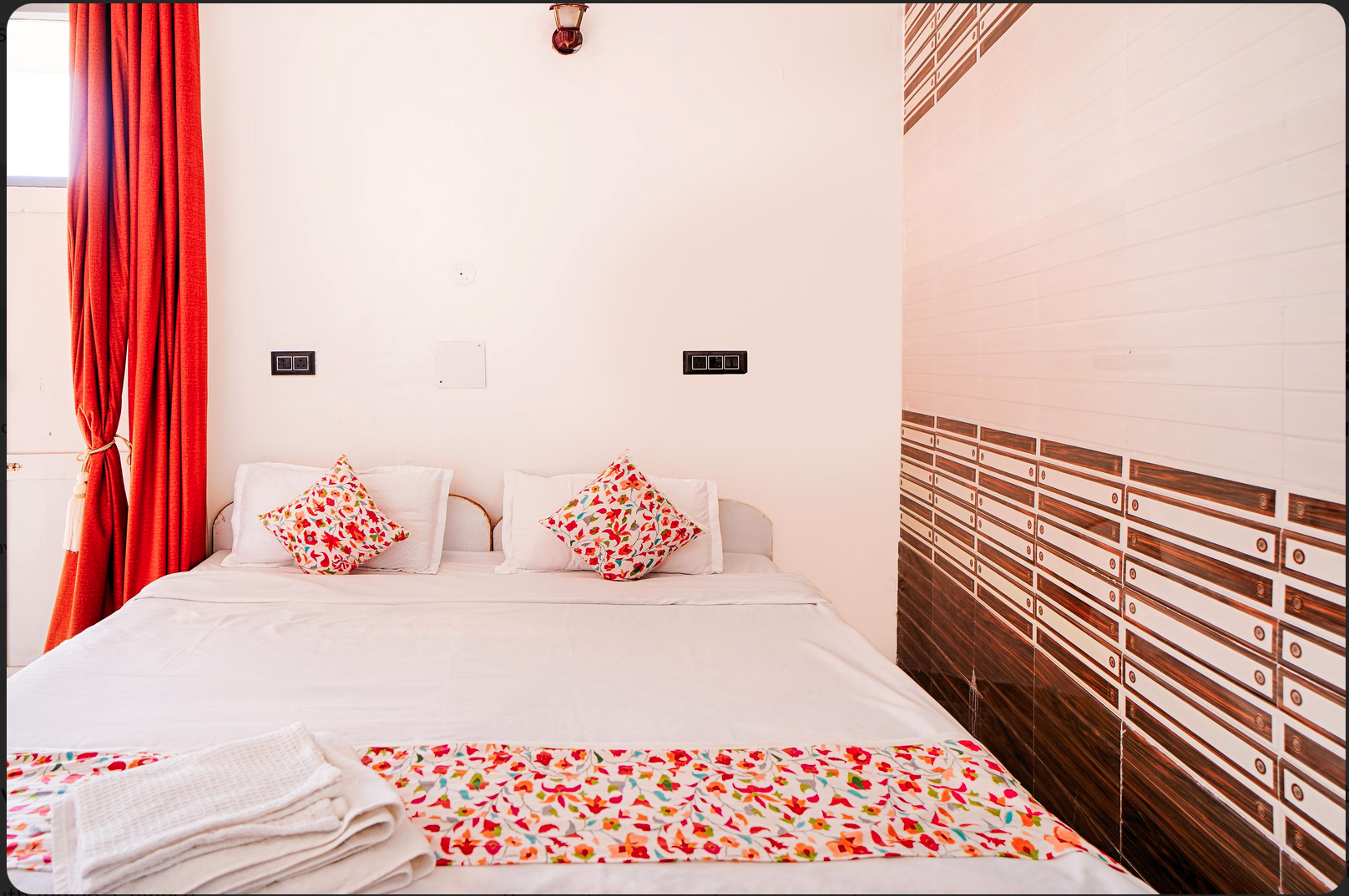 Triple bed room with three beds and a balcony