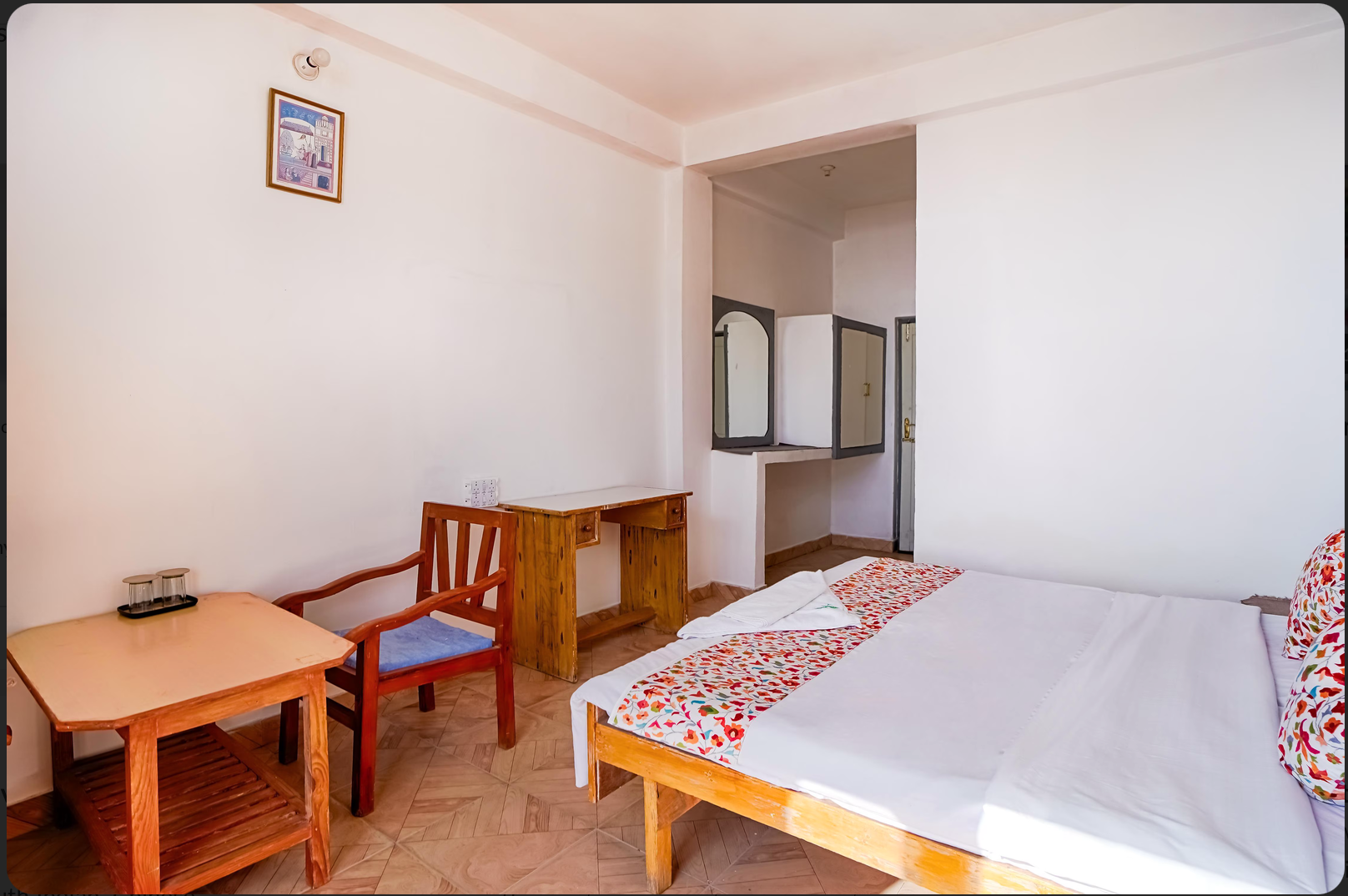 Semi Deluxe room with double bed and mountain view window